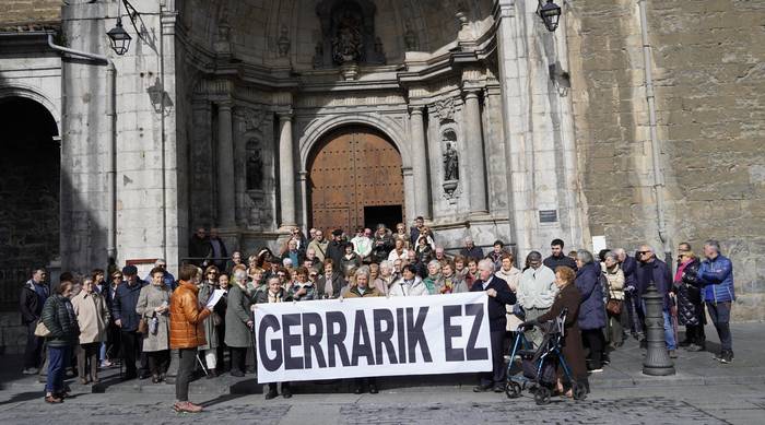 Dozenaka lagunek bat egin dute gerrari ezetz esateko