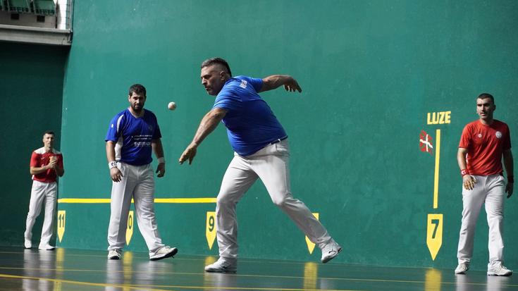 Bertsoa eta pilota uztartuta osatu dute Gurearen urteurreneko jaialdia