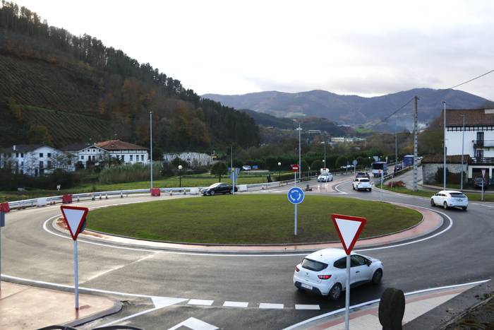 Kamioi batek su hartu du Munategin, eta auto ilara ikaragarriak sortu dira