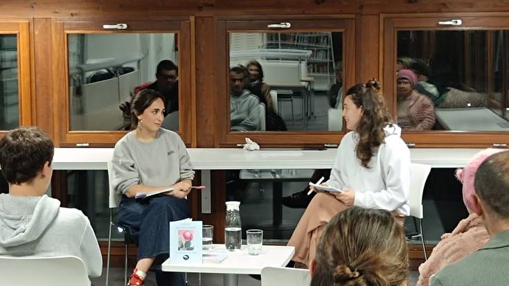 'Kuntzak eta kerak' poema bilduma aurkeztu du Sara Uribe-Etxeberriak