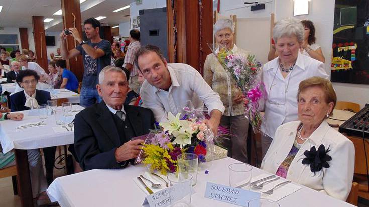 Zumaiako 20 nagusi omendu zituzten atzo gizarte zentroan