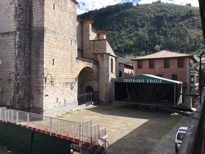 Manez eta Kobreak taldearen emanaldia bertan behera, eguraldi iragarpena tarteko