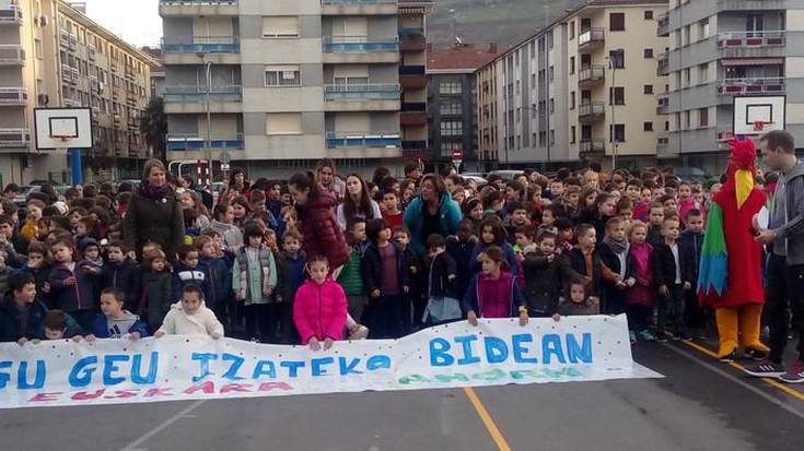 Abestuz, dantzatuz eta hitz eginez ospatu dute Euskararen Eguna ikastetxeetan