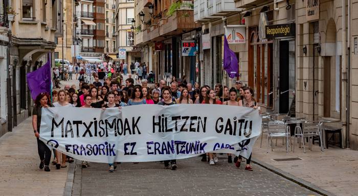 Gasteizen izandako hilketak salatzeko manifestazioa egin dute Zumaian