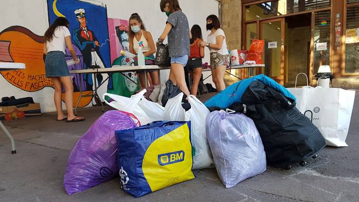 Neguko arropa eta sendagaiak bildu ditu Darahlik errefuxiatuen kanpalekuetarako
