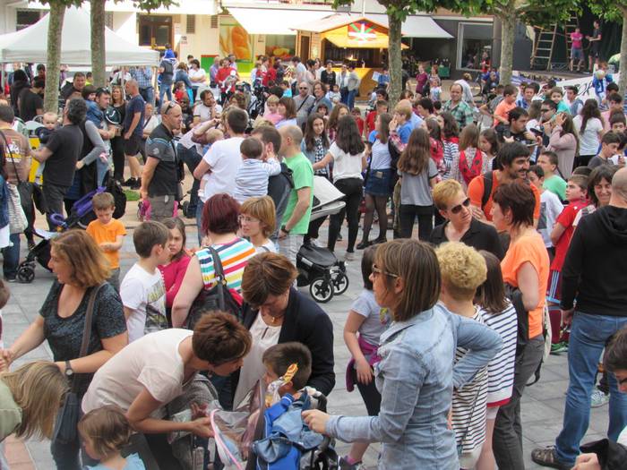 Sanjuandegiko jaietan hainbat lan egiteko laguntza eskatu du XJ Auzolanean taldeak