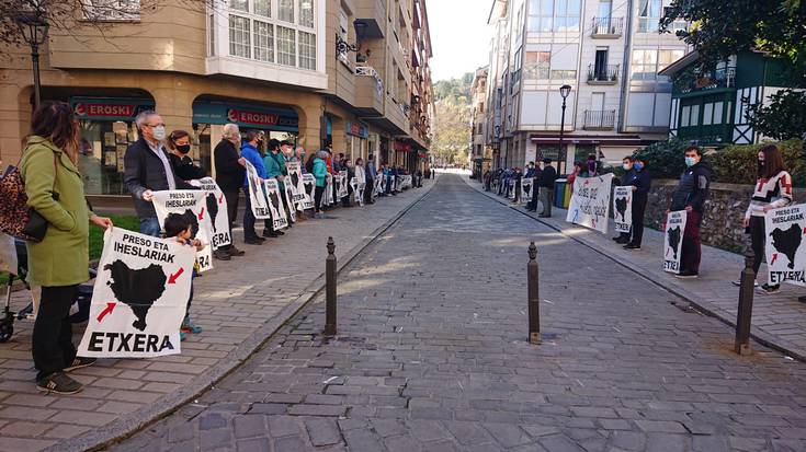 Preso eta iheslariak etxeratzearen alde, herritar ugari bildu da Magnoliopean