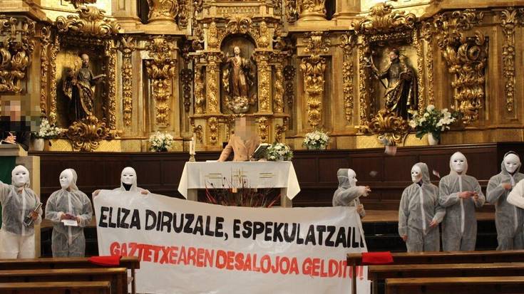 Zestoako Gazte Asanbladari "elkartasuna adierazteko" hainbat pertsona mezara sartu izanak hautsak harrotu ditu herrian
