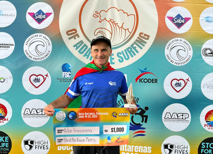 Gallok surf egokituko munduko bi zirkuitu irabazi ditu