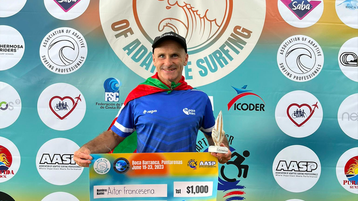 Gallok surf egokituko munduko bi zirkuitu irabazi ditu