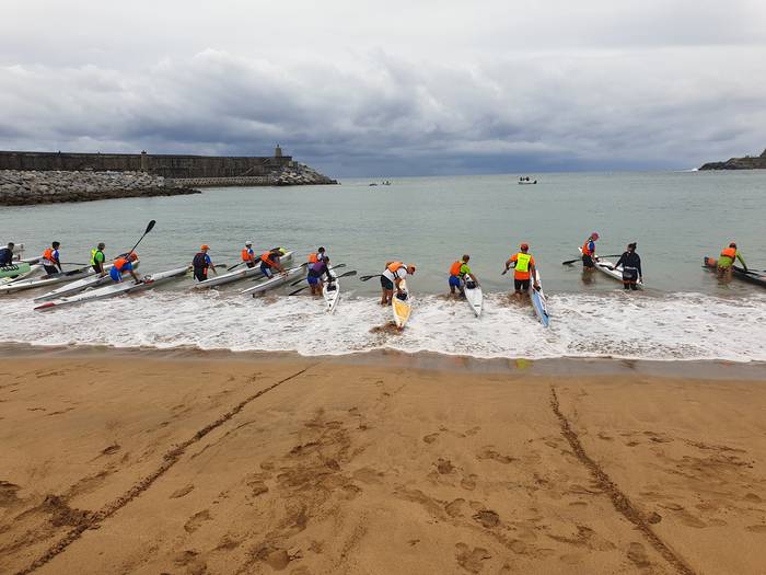 Ia 40 kayak ontzik jokatu dute Zumaia-Sakoneta-Zumaia proba