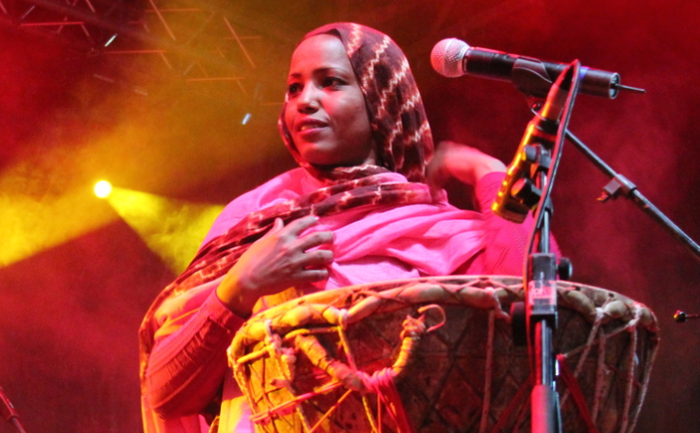 Aziza Brahim: "Nire abestiek ezin dute ez ikusiarena egin nire herriaren egoeraren aurrean"