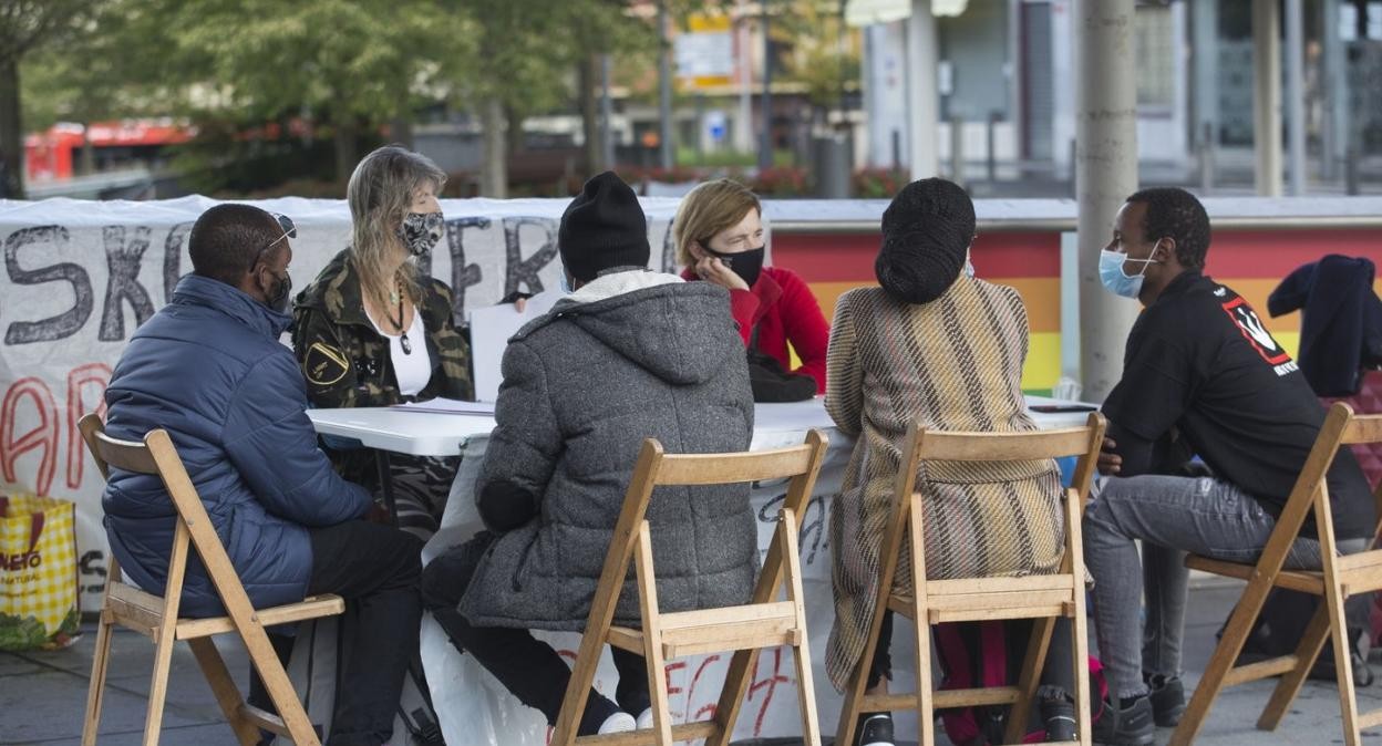 Irunen dauden errefuxiatuen egoeraz solasaldia eta manifestaziora joateko autobusa antolatu ditu Elkar-ekinek