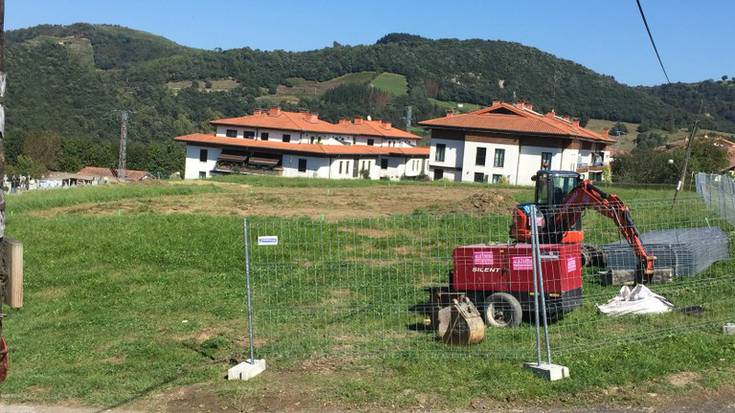 Oikiako eskola berria eraikitzeko lanak hasi dituzte