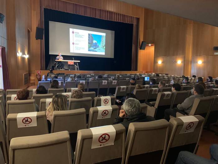 Udalak bi igogailu egiteko proposamena aurkeztu die Larretxoko bizilagunei