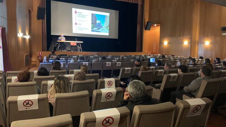 Udalak bi igogailu egiteko proposamena aurkeztu die Larretxoko bizilagunei