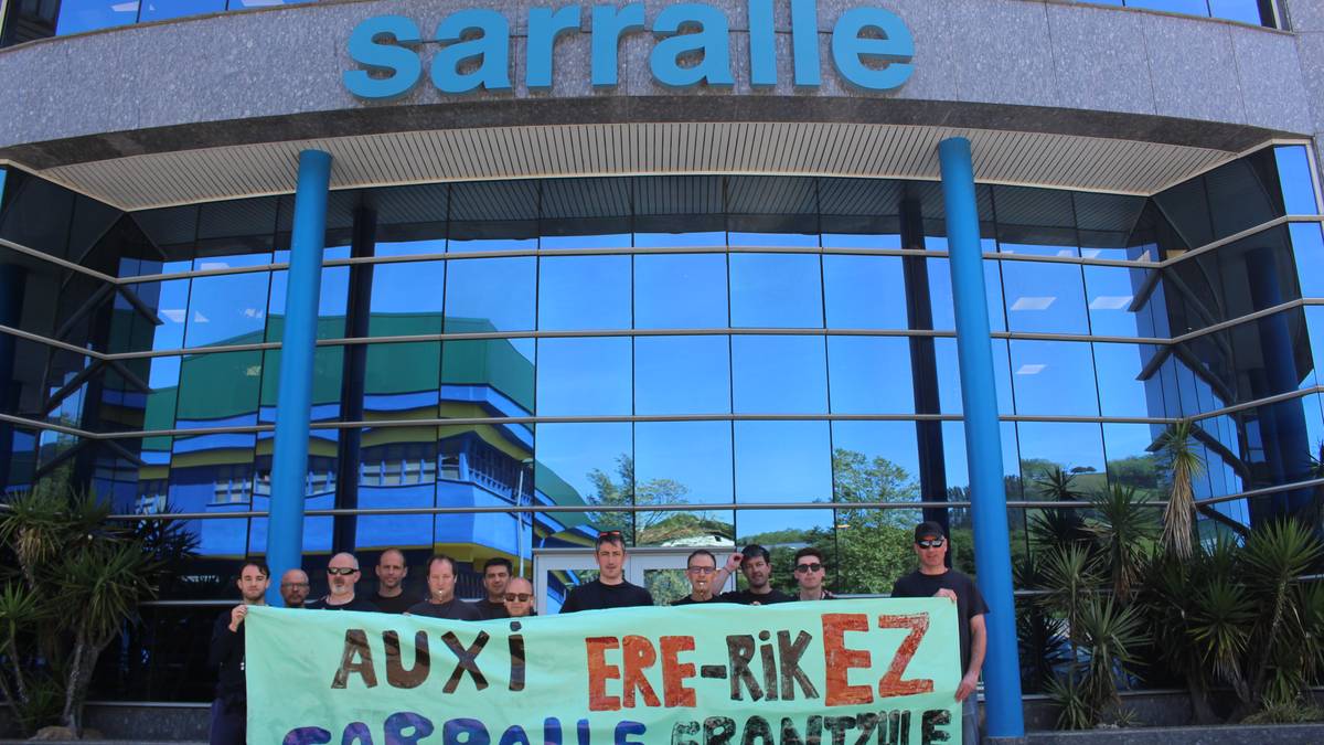 Zumaiako Auxiko langileek Sarralleren egoitza nagusira eraman dute protesta