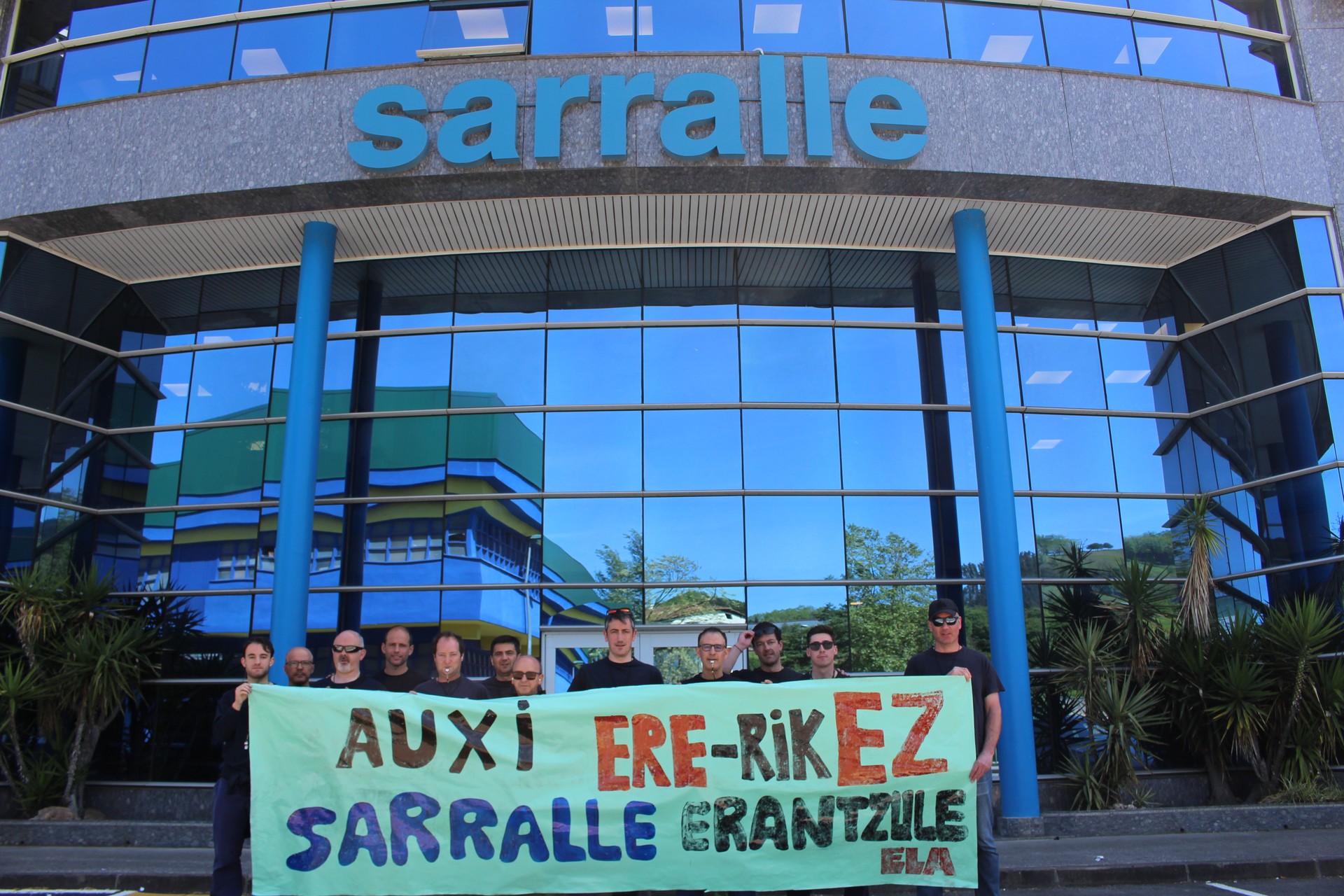 Zumaiako Auxiko langileek Sarralleren egoitza nagusira eraman dute protesta