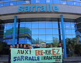 Zumaiako Auxiko langileek Sarralleren egoitza nagusira eraman dute protesta
