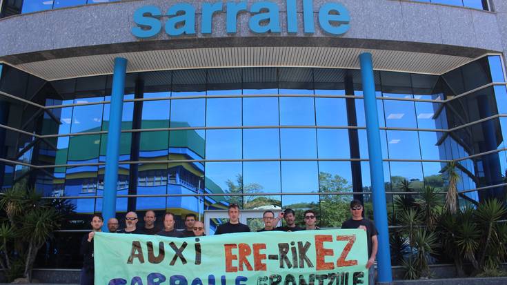 Zumaiako Auxiko langileek Sarralleren egoitza nagusira eraman dute protesta