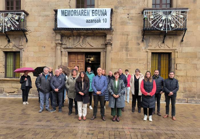 Elkarretaratzeak egin dituzte Zarautzen eta Azkoitian, "biktima guztiak oroitzeko"