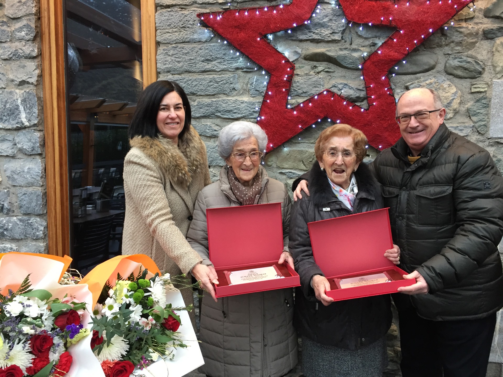 Udalak Flora eta Felisa Etxabe zoriondu ditu 100. urtebetetzean