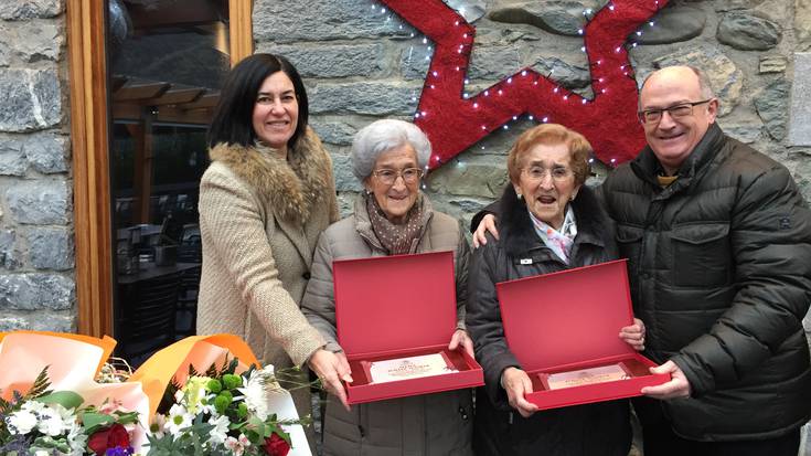 Udalak Flora eta Felisa Etxabe zoriondu ditu 100. urtebetetzean