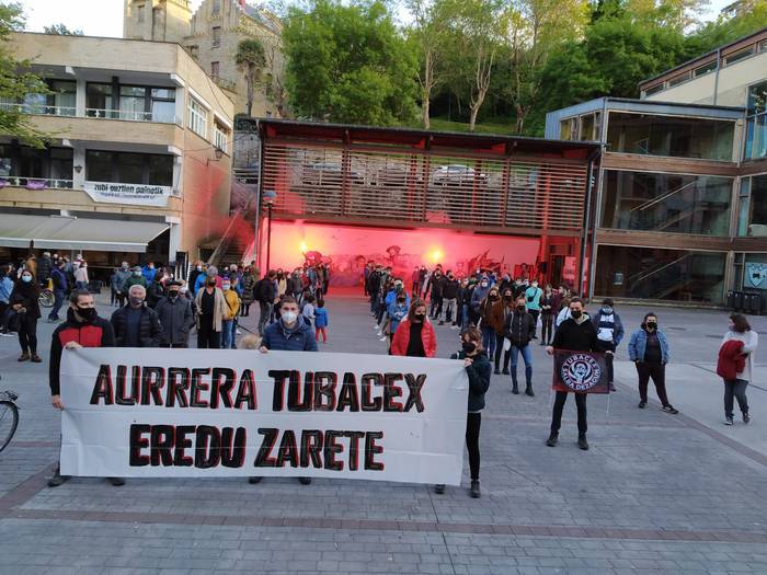 Hainbat gazte eragilek deitutako manifestazioa eginez amaitu zuten atzo Maiatzaren Lehena dozenaka zumaiarrek