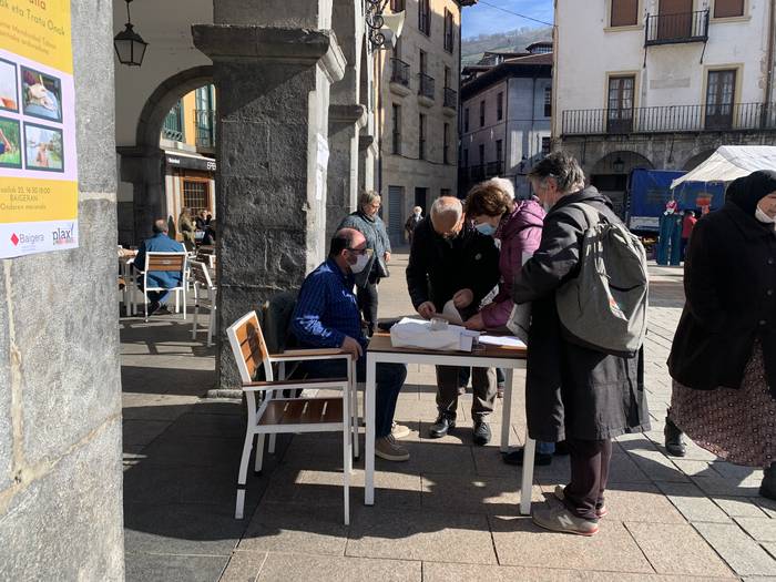 Sinadurak biltzen aritu da Jubilatuen eta Pentsiodunen Plataforma Azpeitian