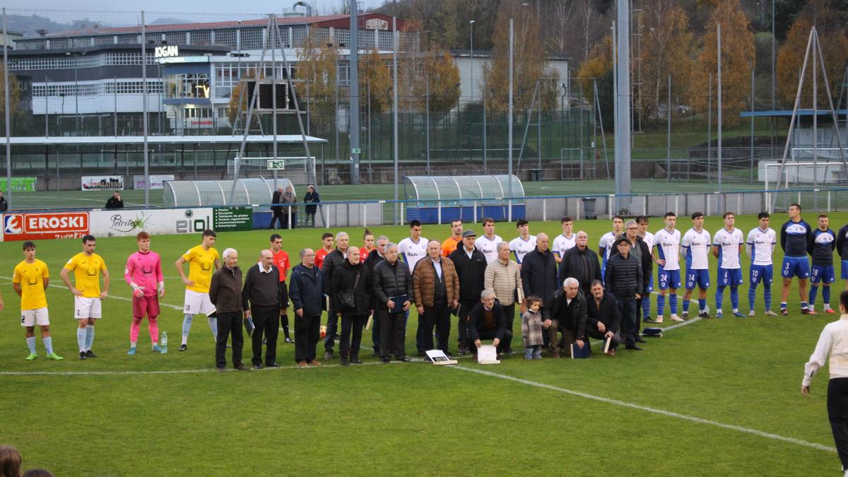 Duela 50 urte Lagun Onak Hirugarren Mailara igotzea lortu zutenak omendu dituzte