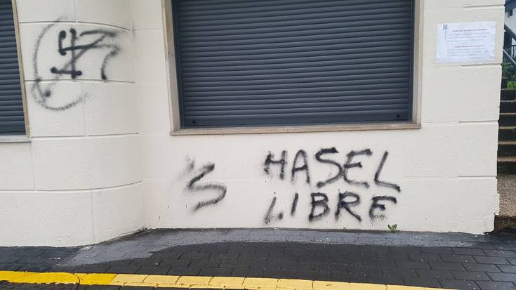 Pintadak egin dituzte bart Udaltzaingoaren egoitzan