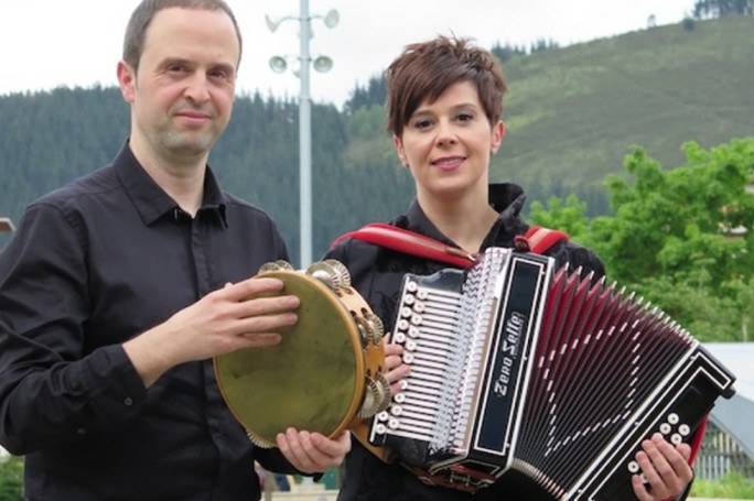 Elustondo anai-arrebek erromeriaz girotuko dute bihar Musika Plaza