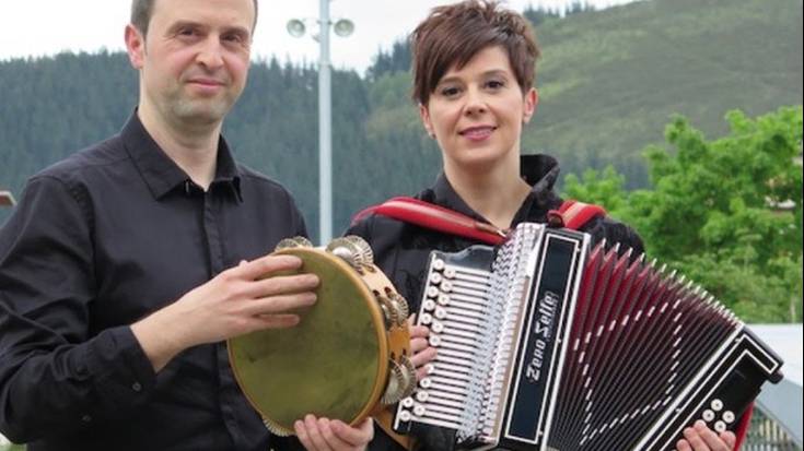 Elustondo anai-arrebek erromeriaz girotuko dute bihar Musika Plaza
