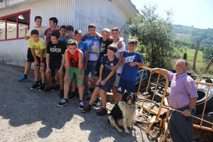 Jende ugari eta giro aparta izan da Zehatz auzoan, San Kristobal egunez