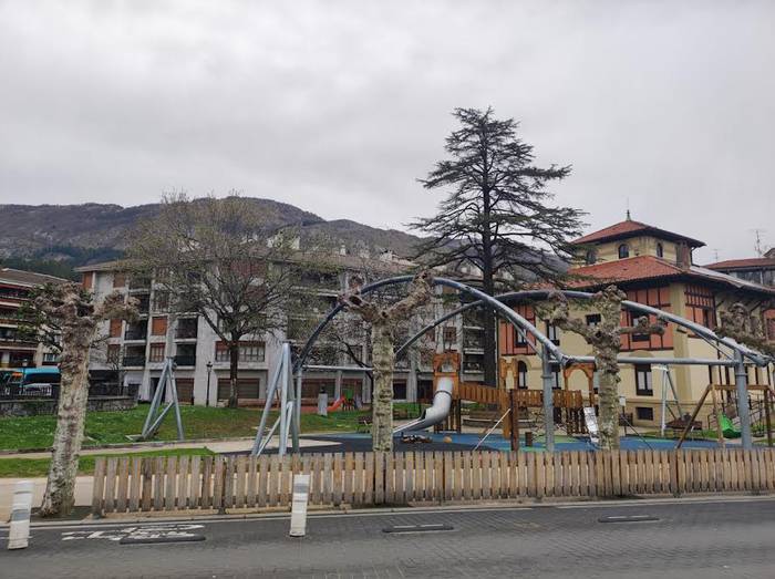 Aurki hasiko dira Gaztaneneako parke estalia konpontzeko lanekin