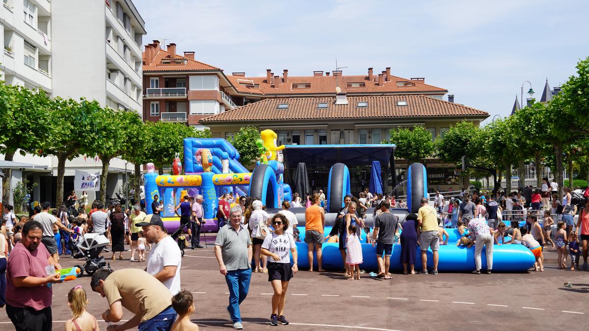 Ur-jolasetan haurrak eta sutan helduak; guztien neurrira egindako festak dira Zelai Ondokoak