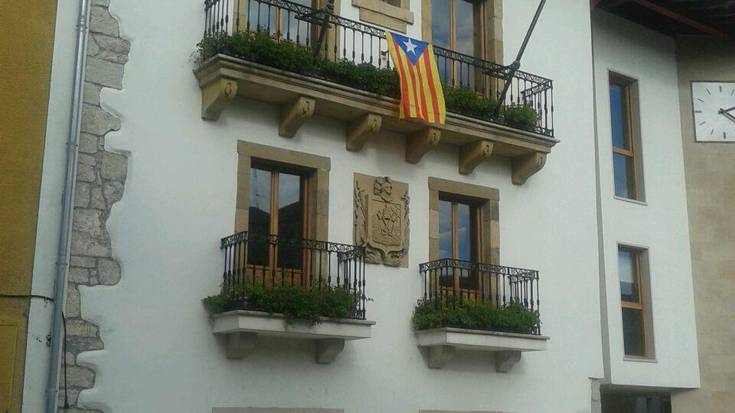 Kataluniako bandera jarri da udaletxean