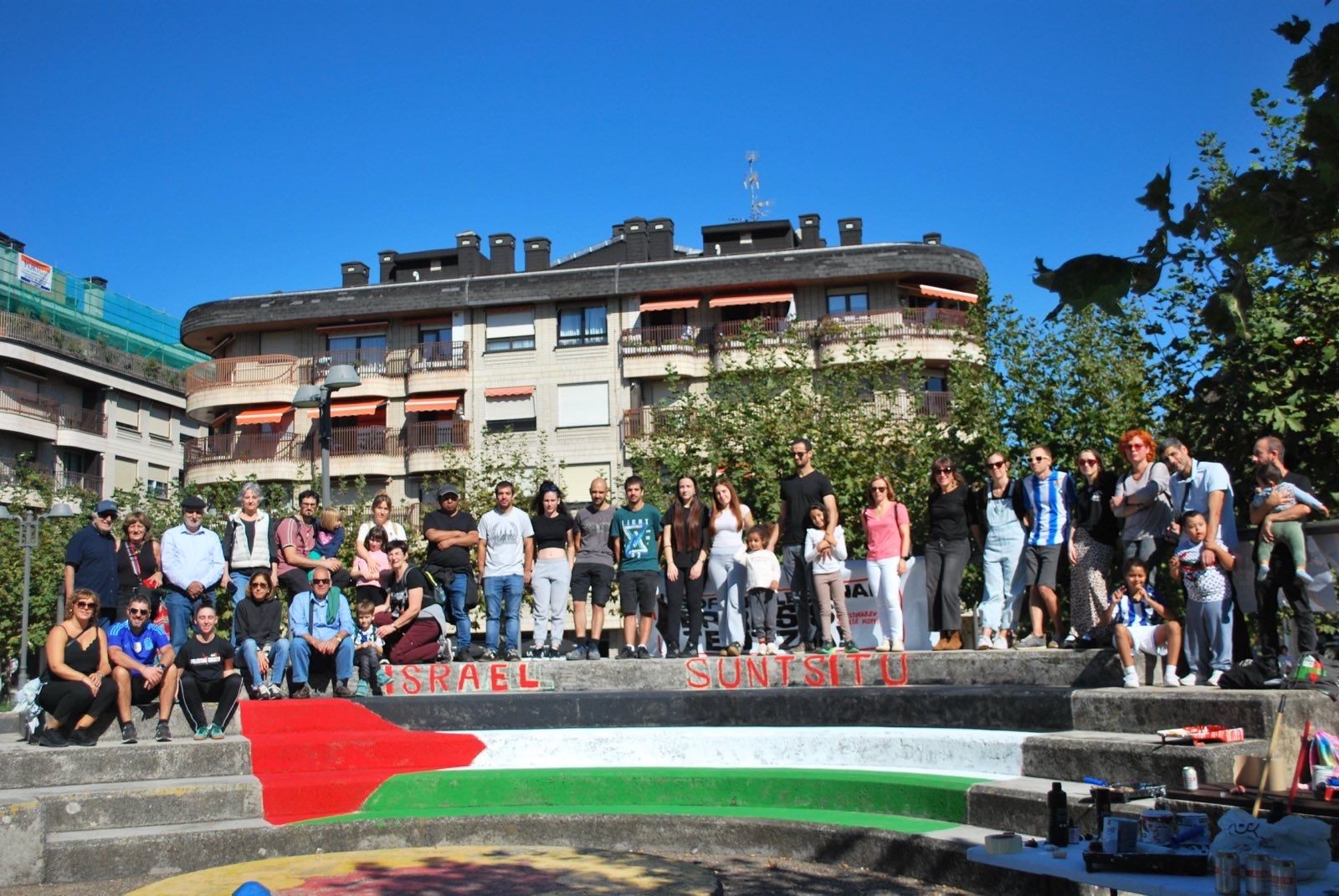 Palestinaren aldeko murala margotu dute Amaia plazako anfiteatroan
