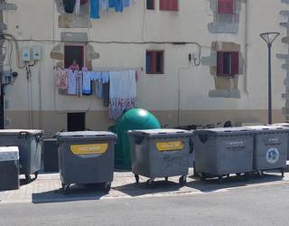 Lurpeko edukiontzien ordezkoak jarriko dituzte Bizkarreneko etxearen atzealdean