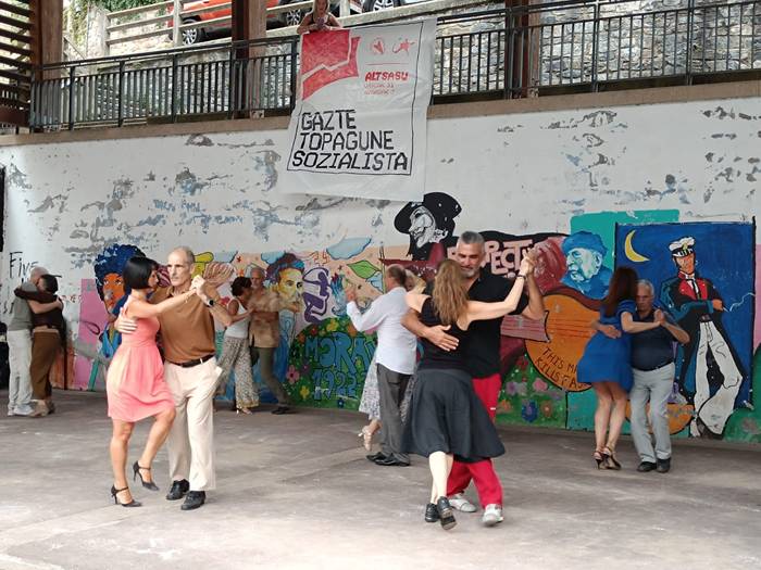 Tangoak Torreberriko aterpean