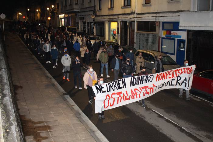 300dik gora lagunek manifestazioa egin dute Azpeitiko ostalarien egoera salatzeko