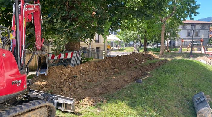 Zuntz optikoa eta gas hornidura sartzeko lanak egiten ari dira Gaztanenea eraikinean