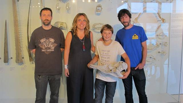 Harraldean aurkitutako kalderoi batean buru-hezurra eman dio Hodei Irazustak Donostiako Aquariumari