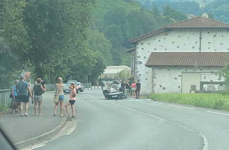 Auto bat irauli da Azpeitian, eta bi lagun zauritu dira ezbeharrean