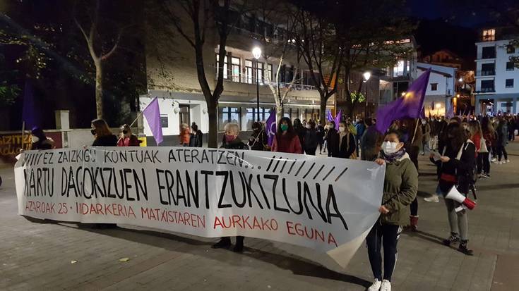A25: Indarkeria matxistaren kontrako aldarriek hartu dituzte eskualdeko herrietako plazak eta kaleak