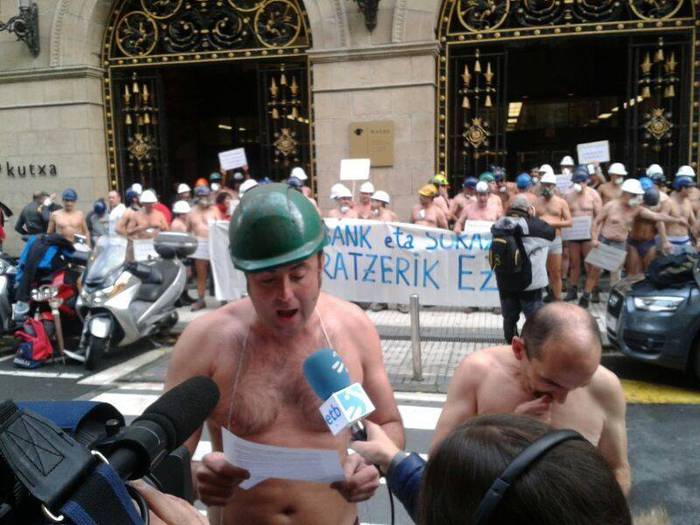 TS Fundicioneseko langileak gantzontzilotan jarri dira Kutxabanken aurrean