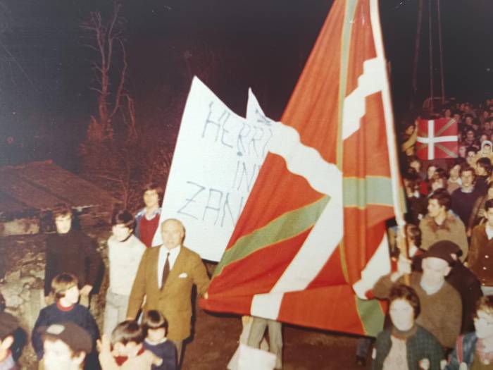 Kantujira, ikurrin berezi eta guzti