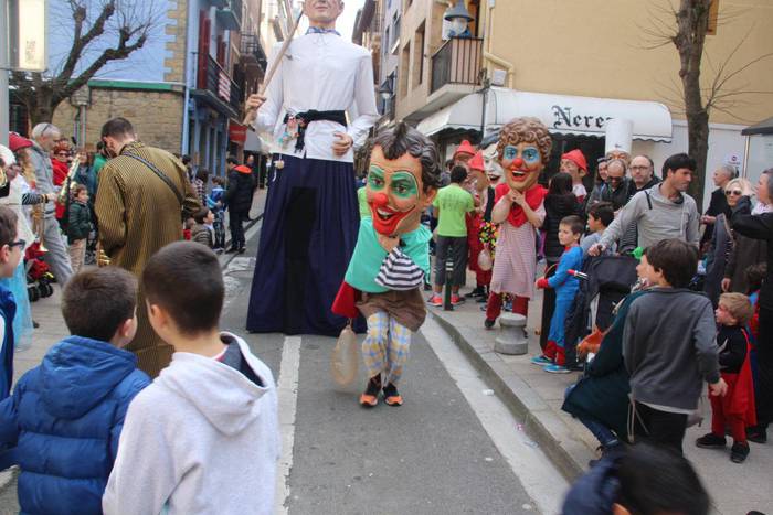 Erraldoiek eta buruhandiek saltoka eta dantzan jarri dituzte zarauztarrak