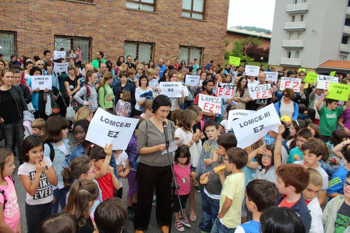 ‘LOMCE-ri ez!’ lelopean elkarretaratzea egin dute gaur Orion