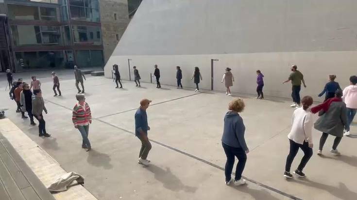 Dantzan txalotu dute elkarteen eta boluntarioen lana